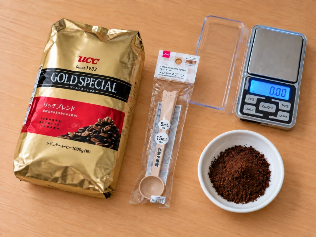 UCCの中細挽きコーヒー粉とダイソーの15mLメジャースプーン、0.01g単位のスケールを使った測定環境